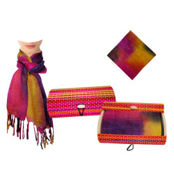 Pañuelo multicolor con flecos (120x34 cm.) + caja de madera (8517)*